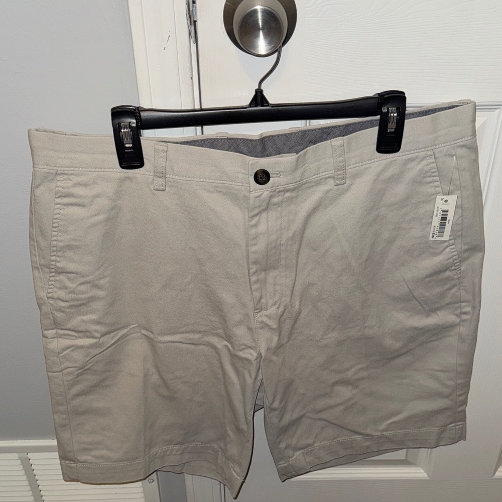 Amazon Basics Men’s light tan shorts